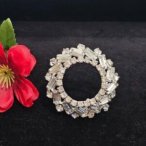 Vtg Weiss Brooch Silver Tone Signed Elegant Clear Cluster Crystal Glass Glam